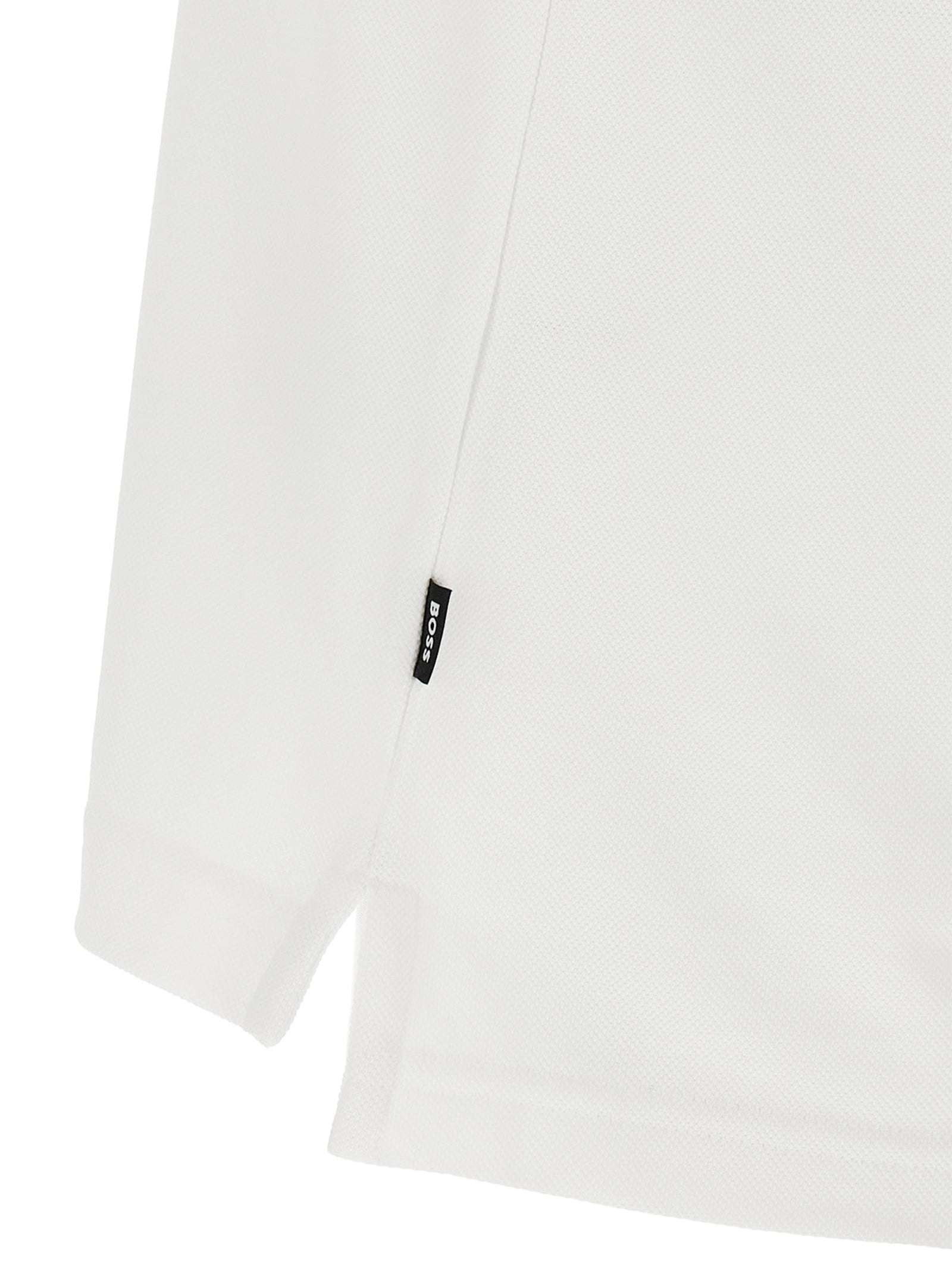 Chemise polo blanche en coton de Hugo Boss, vue de face, avec col et boutons visibles.