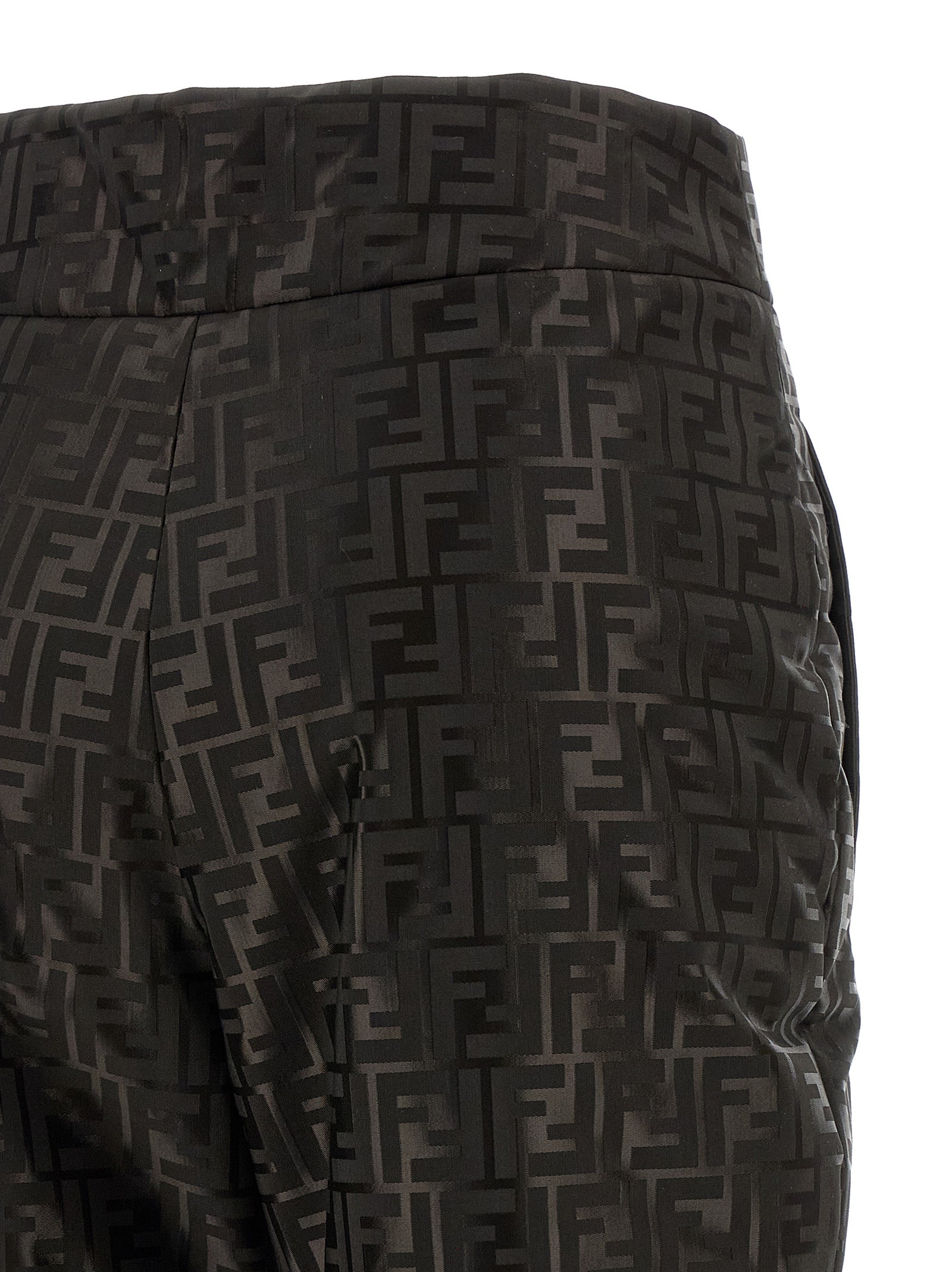 Pantalon de sport marron en coton de la marque Fendi, coupe décontractée et détails modernes.