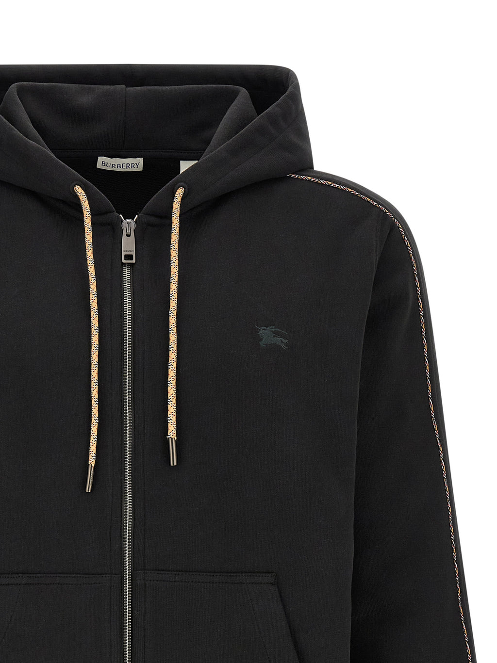 Sweatshirt en coton noir de Burberry, style décontracté avec logo emblématique, porté sur un mannequin.
