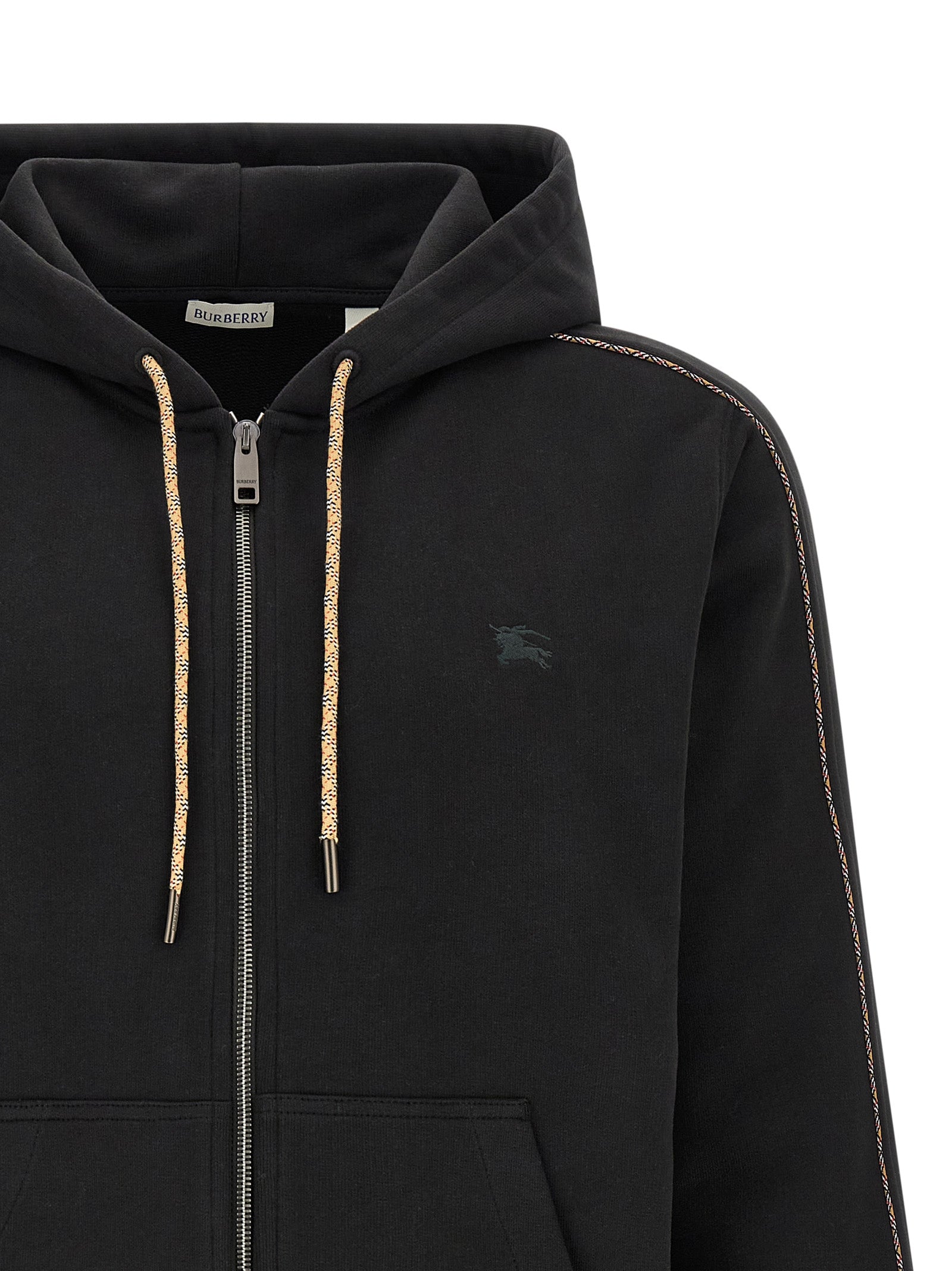 Sweatshirt en coton noir de Burberry, style décontracté avec logo emblématique, porté sur un mannequin.