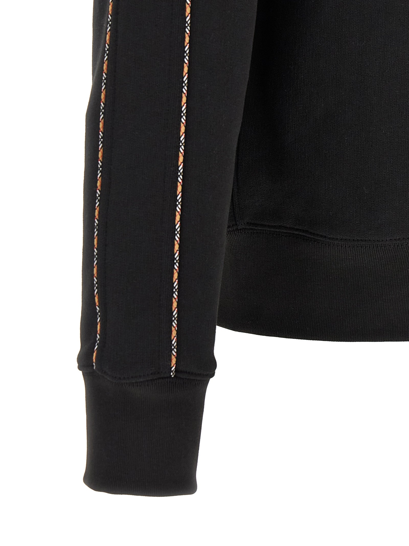 Sweat-shirt en coton noir de Burberry, style décontracté avec logo emblématique, porté par un mannequin.