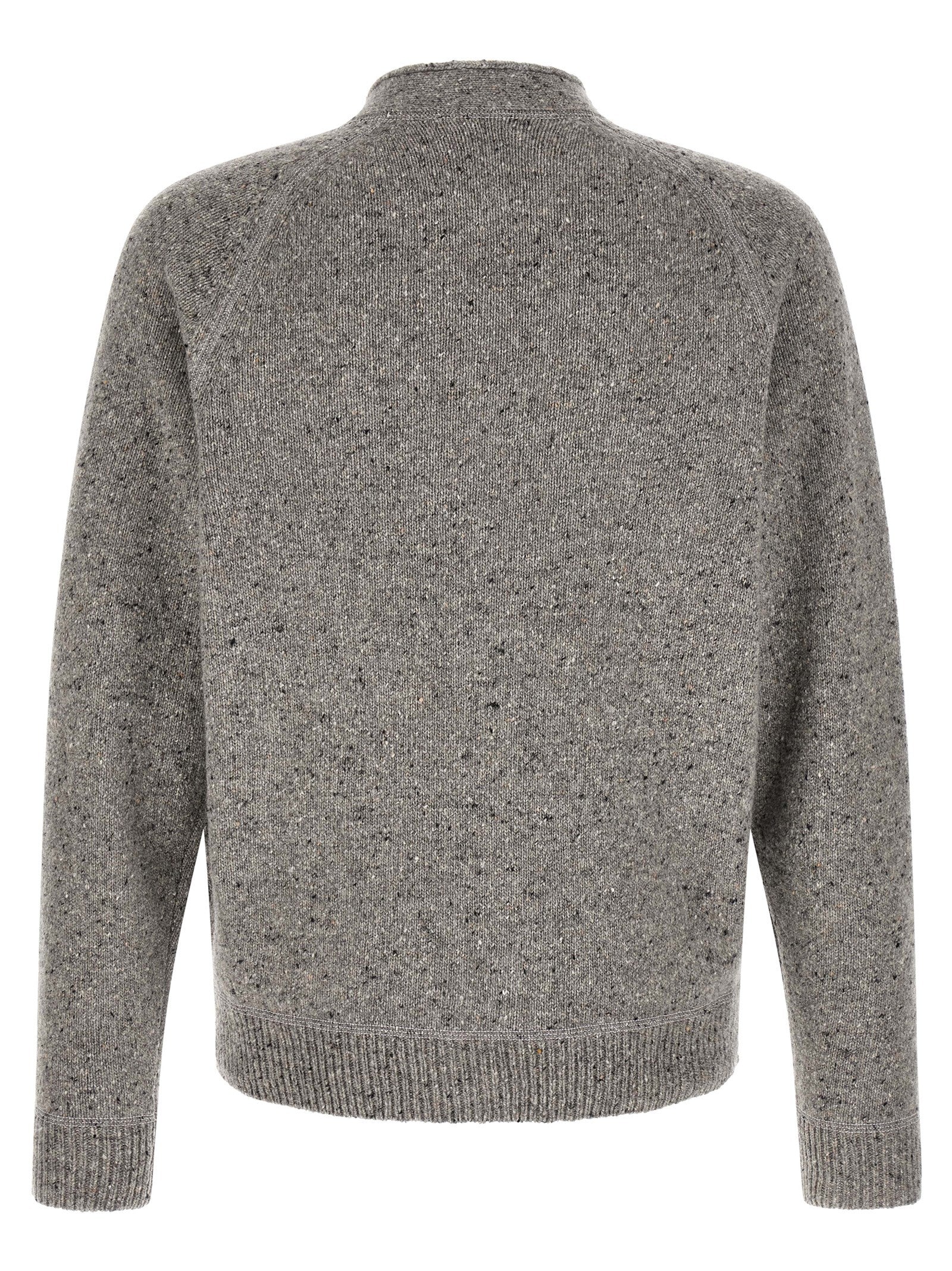 Cardigan en laine grise de la marque Dsquared², détail du tissu et coupe moderne, porté sur un mannequin.