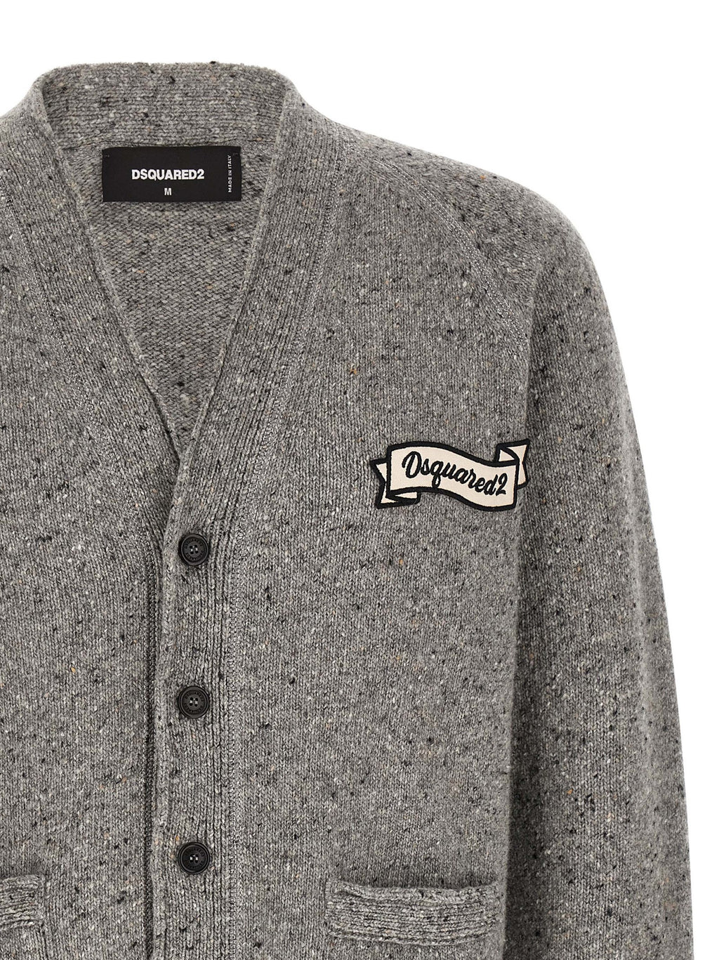 Cardigan en laine grise de la marque Dsquared², avec boutons et col en V, porté sur un modèle.