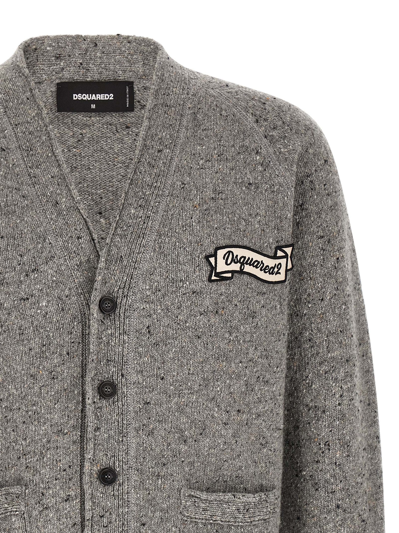 Cardigan en laine grise de la marque Dsquared², avec boutons et col en V, porté sur un modèle.