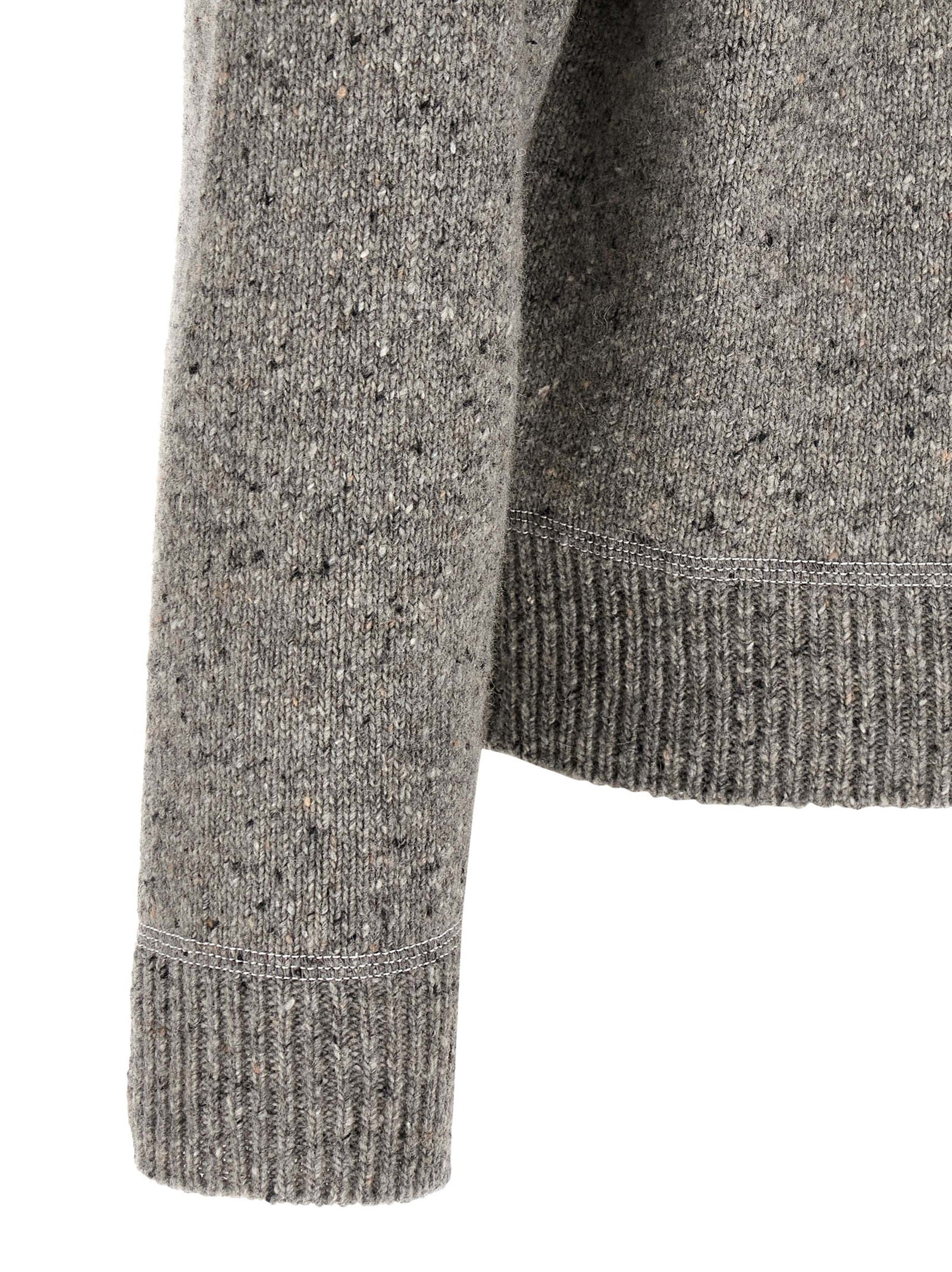 Cardigan en laine gris de la marque Dsquared², à manches longues et col rond, porté sur un mannequin.