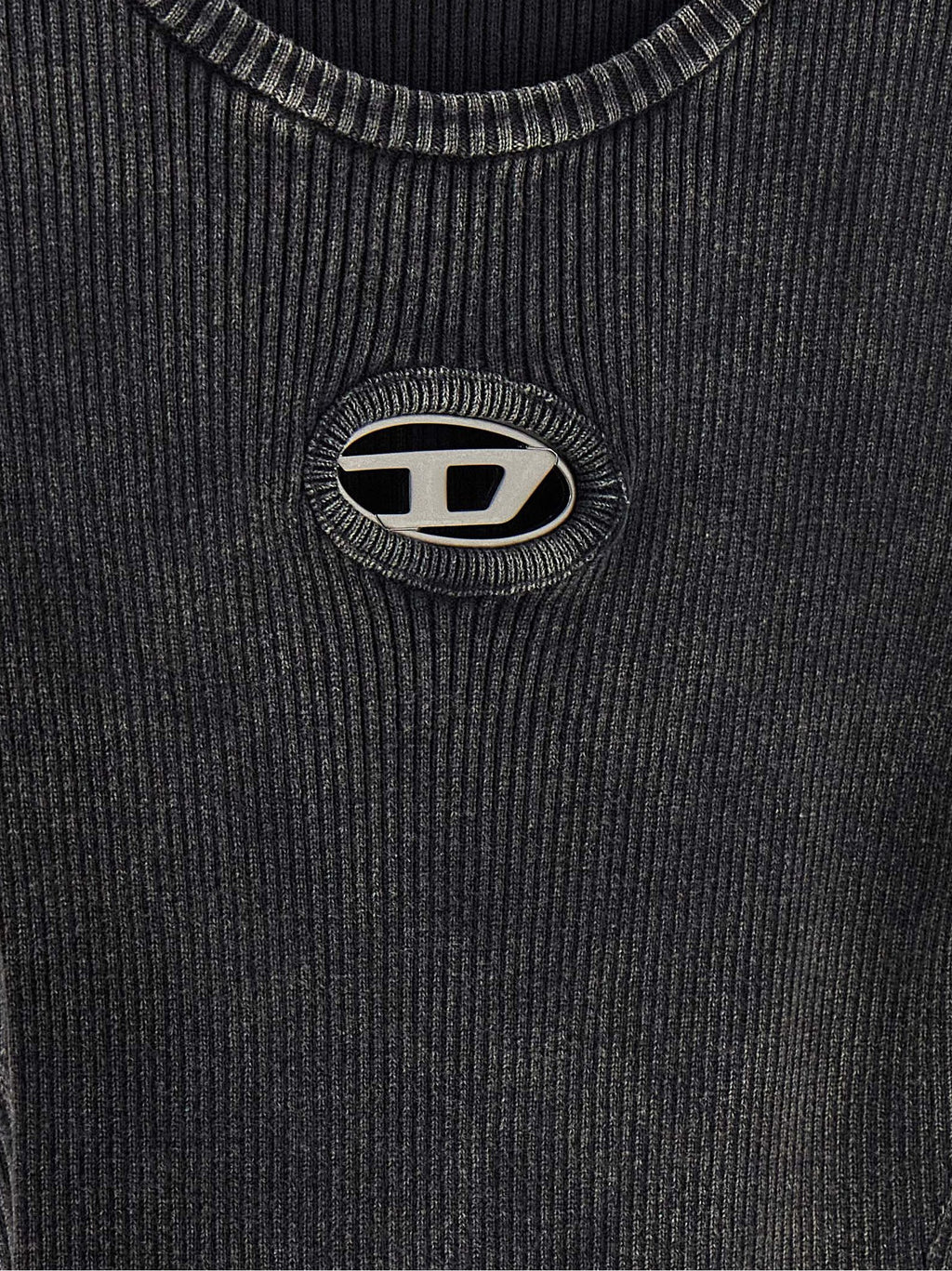 Robe courte en coton noir Diesel, style décontracté avec détails modernes, portée par un mannequin.