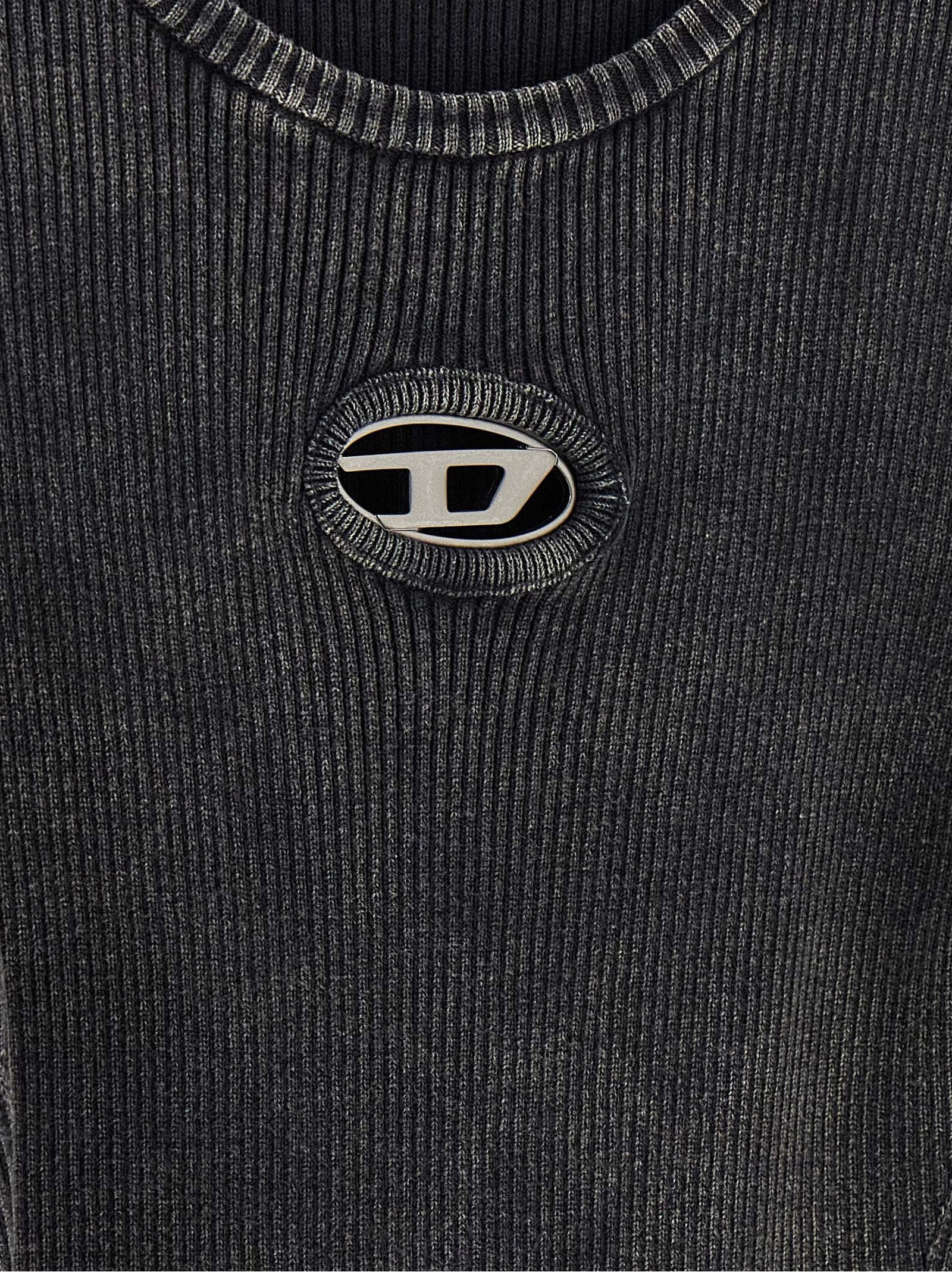 Robe courte en coton noir Diesel, style décontracté avec détails modernes, portée par un mannequin.