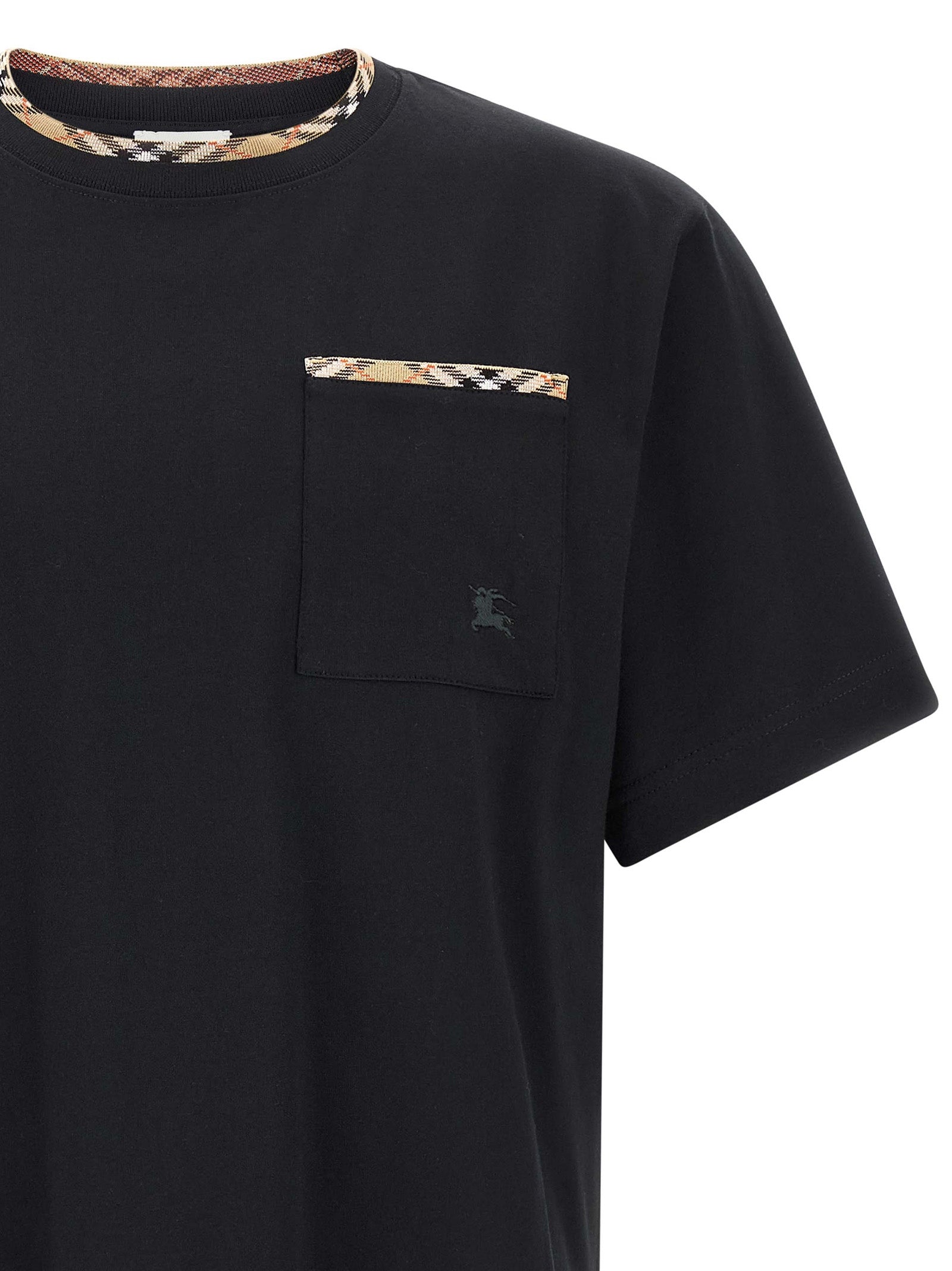 T-shirt noir en coton de Burberry, coupe classique avec logo discret, porté sur mannequin.