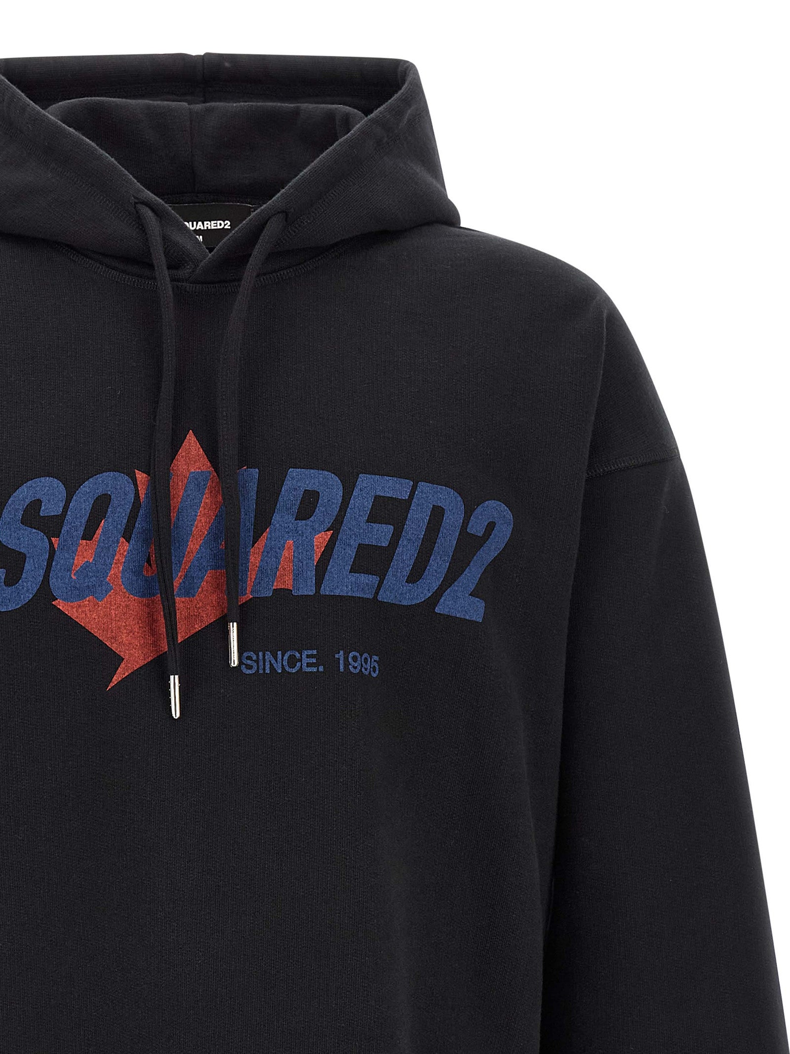 Sweat-shirt noir en coton de la marque Dsquared², avec logo visible, porté par un mannequin dans une configuration décontractée.