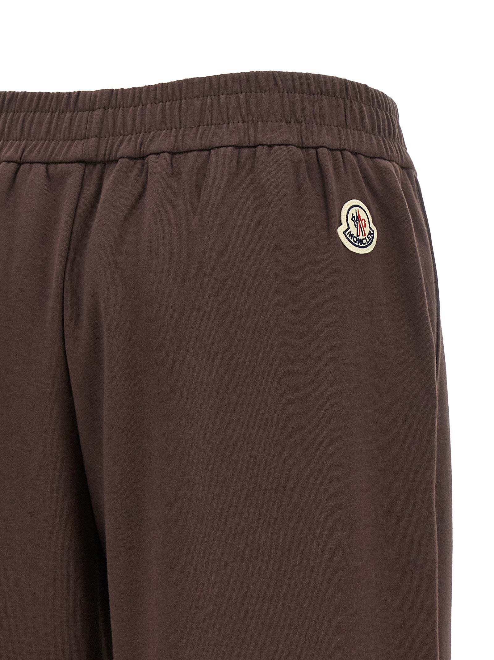 Pantalons de jogging en coton marron Moncler pour l'entraînement, vue de face, avec détails du tissu et du design décontracté.