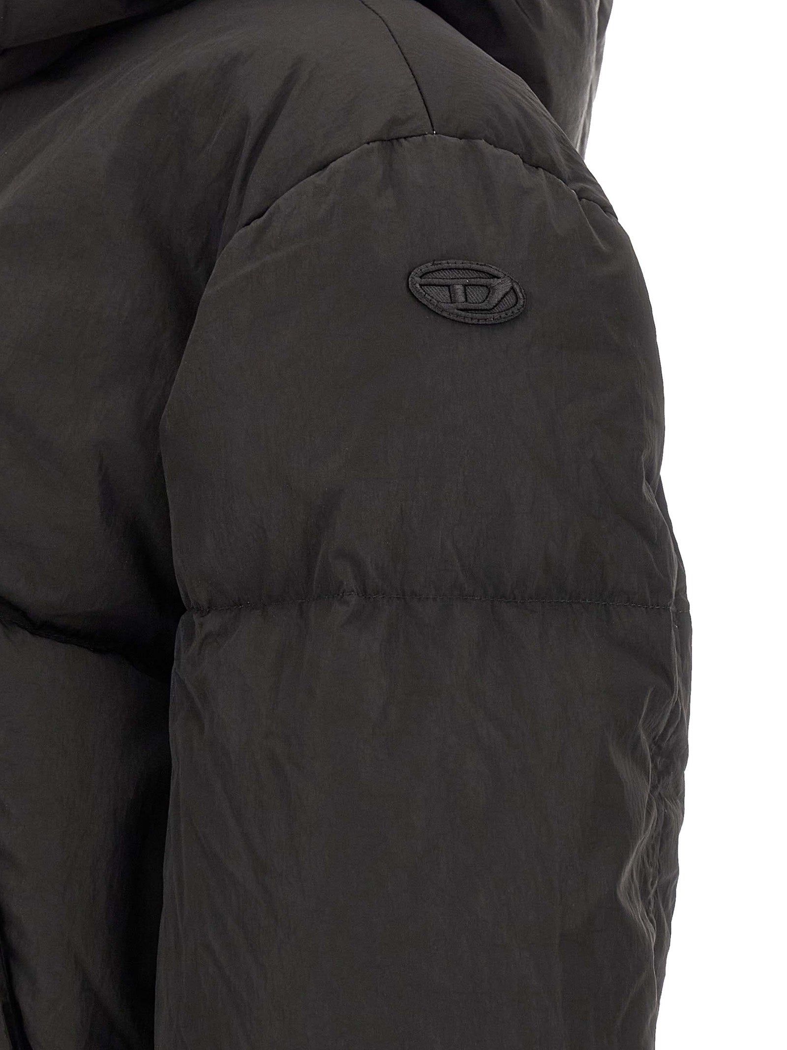 Veste longue Diesel en polyamide noir, coupe décontractée, avec fermeture éclair et col montant, visible sur l'image.