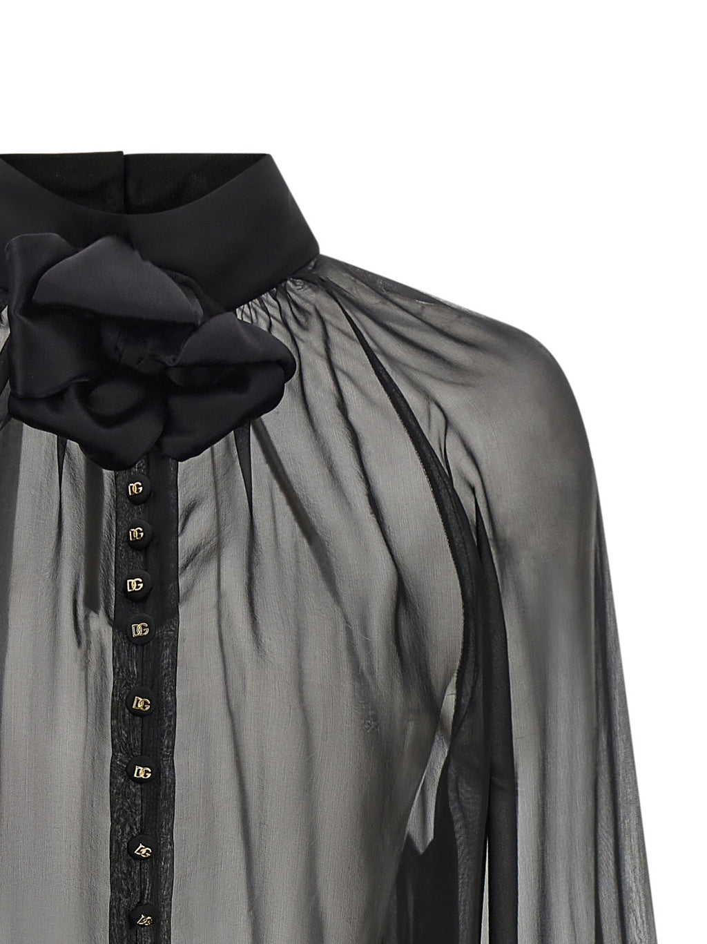 Chemise en soie noire Dolce & Gabbana, élégante blouse avec détails raffinés, portée en style sophistiqué.