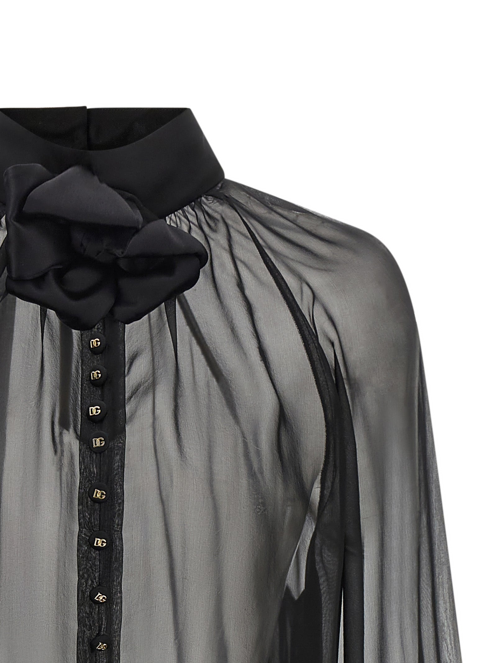 Chemise en soie noire Dolce & Gabbana, élégante blouse avec détails raffinés, portée en style sophistiqué.