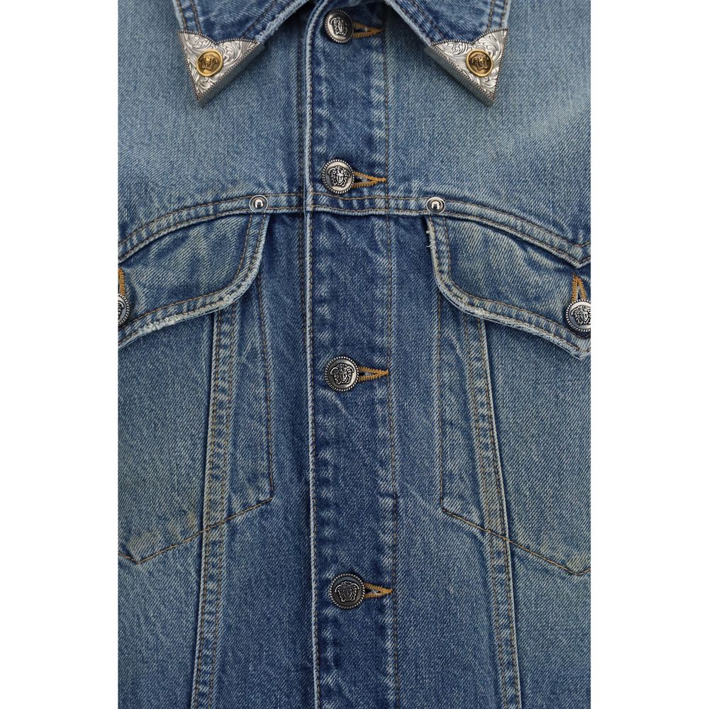 Veste en denim bleu en coton de la marque Versace, style classique avec logo emblématique visible.