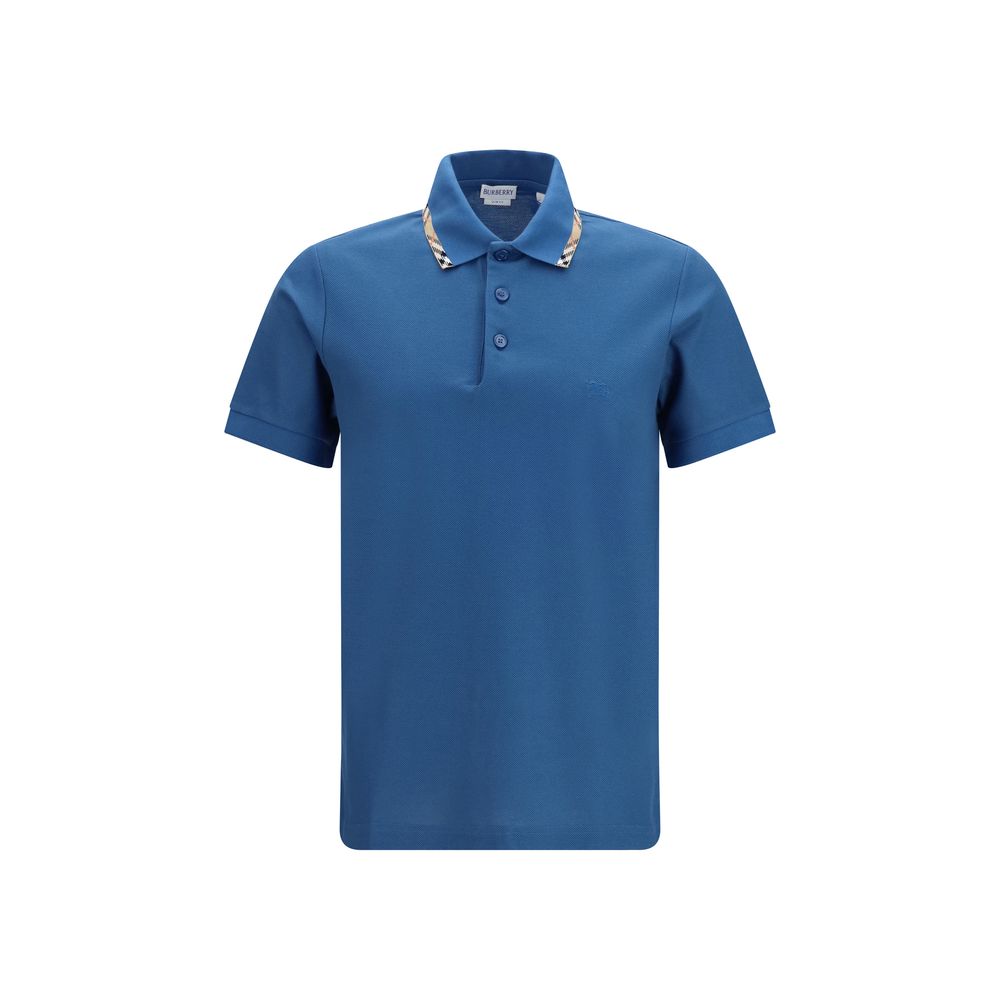 Chemise polo en coton bleue de la marque Burberry, vue en gros plan, avec col et logo emblématique visible.