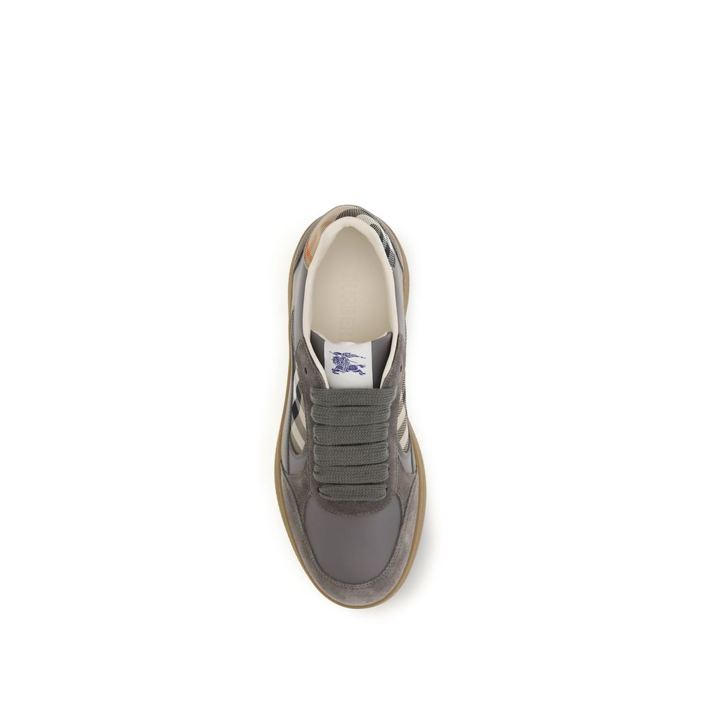 Sneakers basses en cuir gris Burberry Bos Taurus pour homme, style décontracté et élégant avec détails sophistiqués.