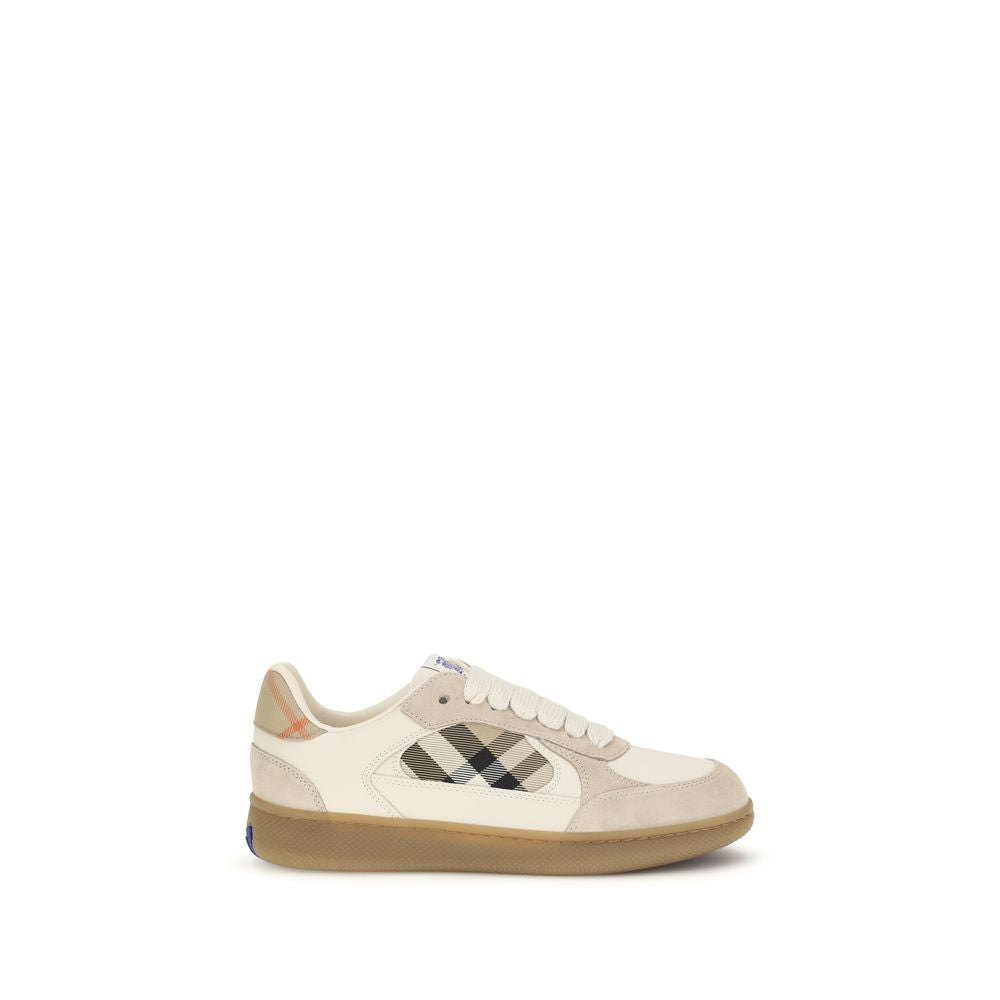 Sneakers beige en cuir de veau de la marque Burberry, modèle Bos Taurus, avec détails élégants et semelle blanche.