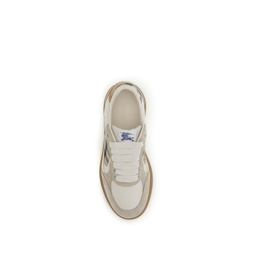 Sneakers beige en cuir de veau Burberry Bos Taurus avec semelle blanche, style décontracté et élégant.