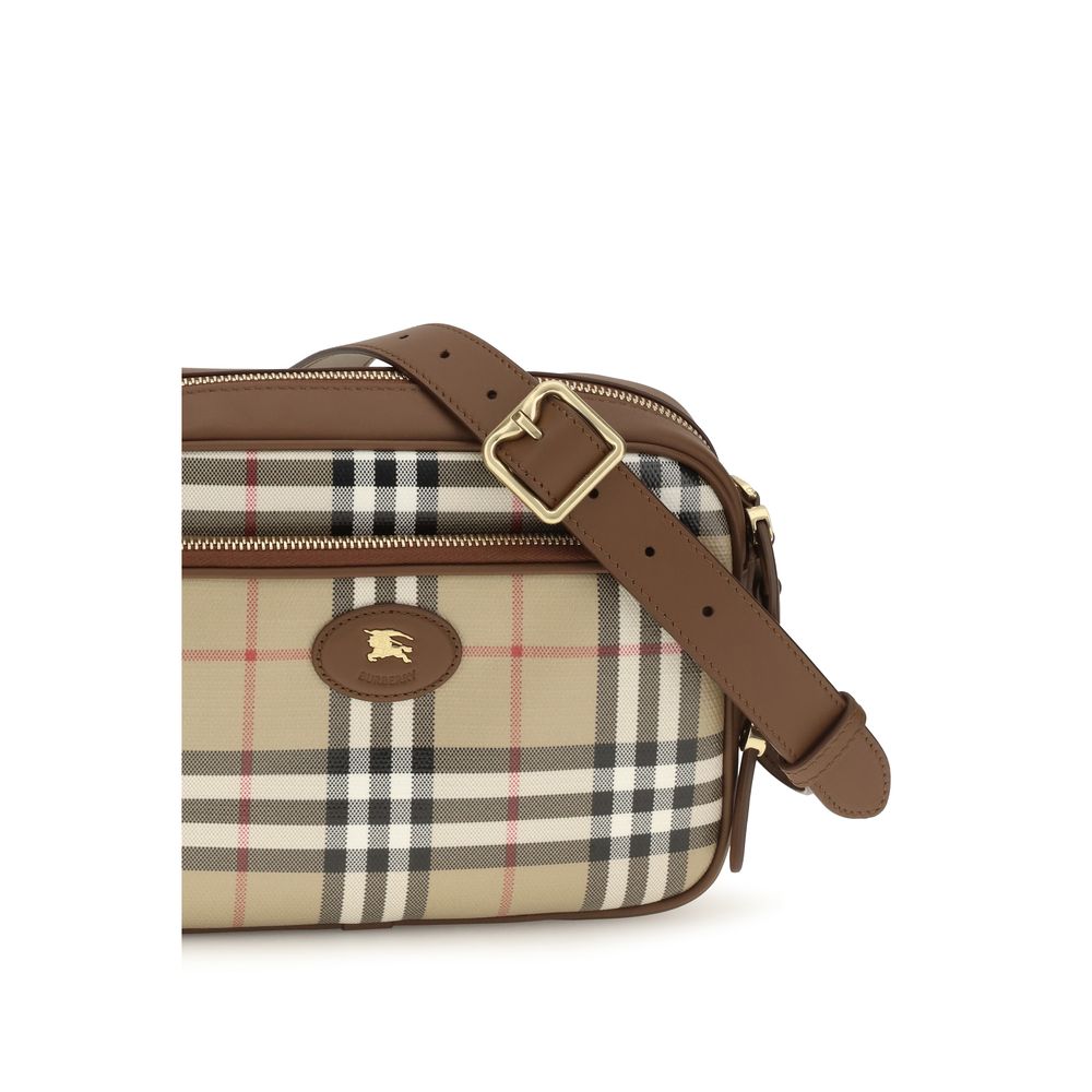 Sac à main beige en coton de Burberry, sac d’épaule élégant avec logo classique visible.
