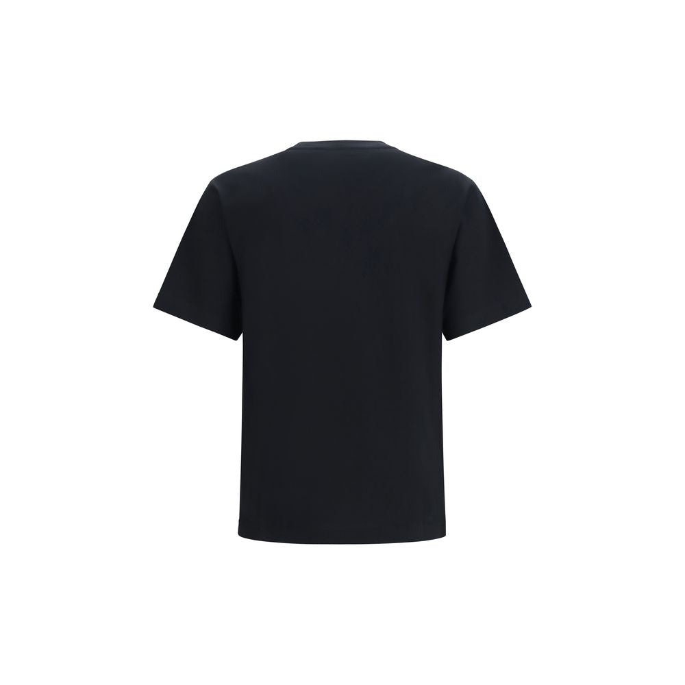 T-shirt en coton noir de Burberry avec logo discret, porté sur un mannequin, style décontracté et élégant.