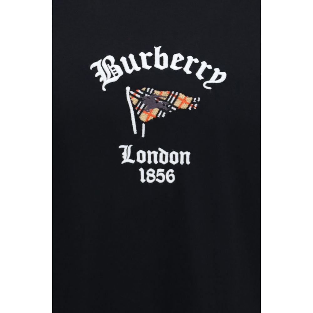 T-shirt en coton noir Burberry, coupe classique, logo Burberry visible, porté sur mannequin.