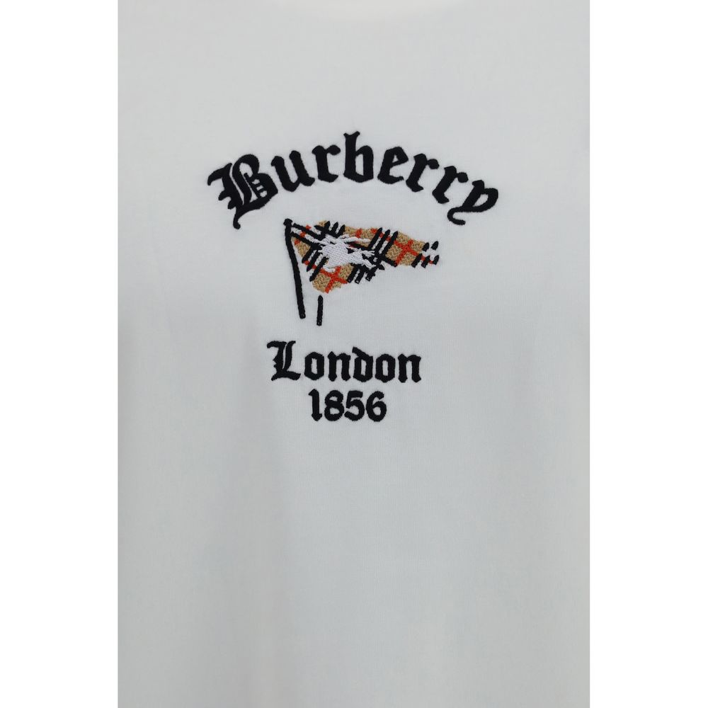T-shirt blanc en coton Burberry avec logo de la marque, porté sur mannequin, vue de face.
