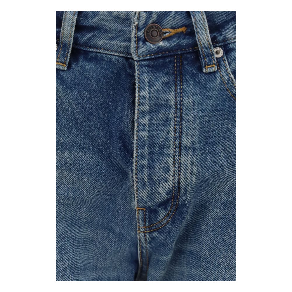 Jeans droits en coton bleu de Balenciaga, style décontracté, avec coupe droite et détails classiques visibles sur la photo.