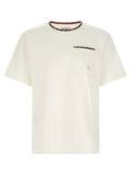 T-shirt en coton blanc Burberry avec logo discret, porté sur mannequin, vue de face, pour un style élégant et casual.
