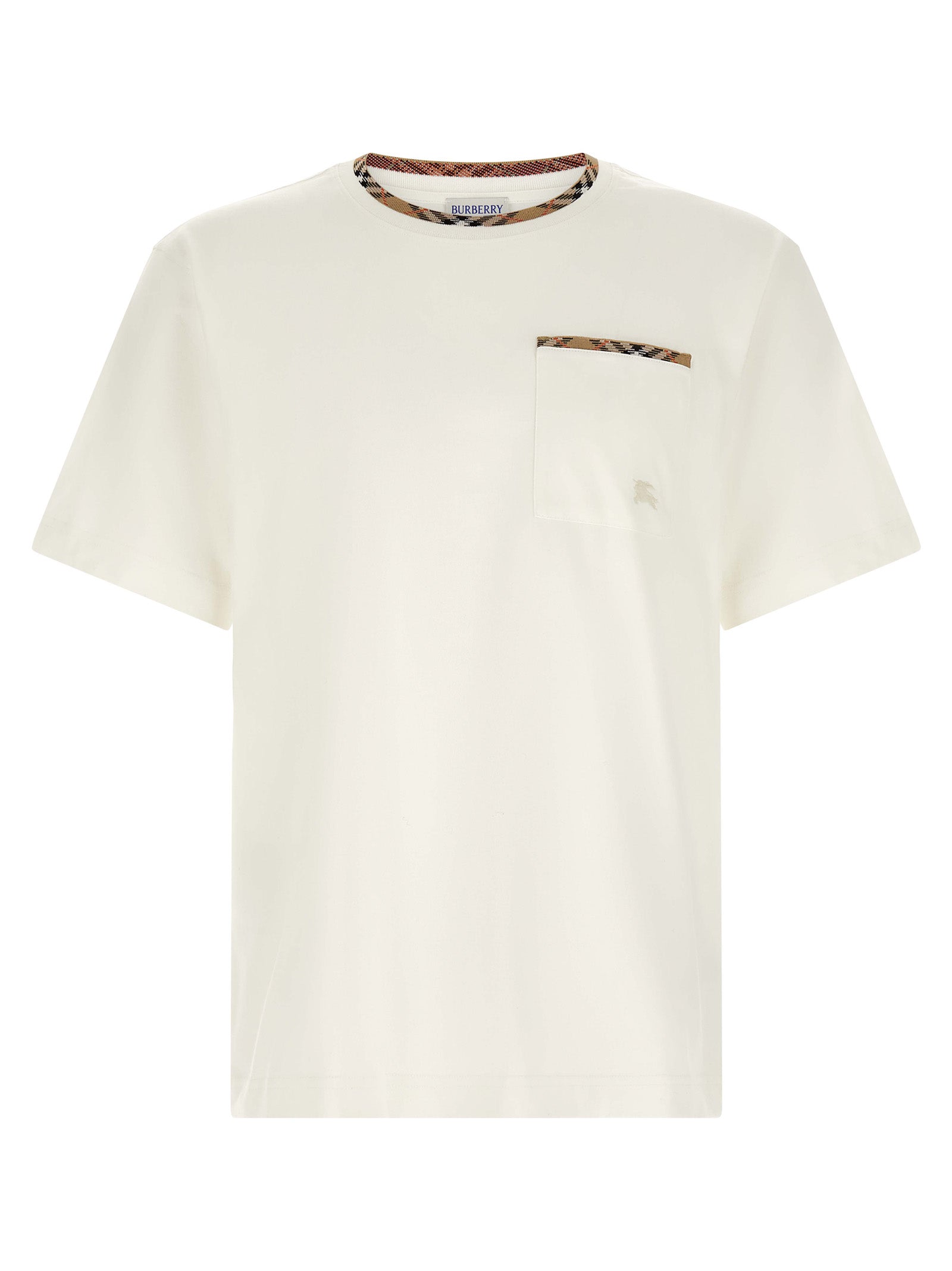 T-shirt en coton blanc Burberry avec logo discret, porté sur mannequin, vue de face, pour un style élégant et casual.