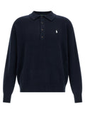 Cardigan en coton bleu Polo Ralph Lauren porté par un mannequin, détail du col et des boutons, style classique et élégant.