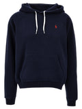 Pull à capuche en coton bleu Polo Ralph Lauren, style décontracté, avec logo brodé sur la poitrine, porté par un mannequin.