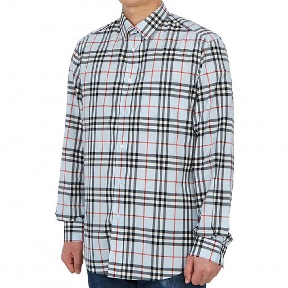 Chemise en coton bleue Burberry pour homme, coupe classique avec col et boutons apparents, vue de face sur fond blanc.
