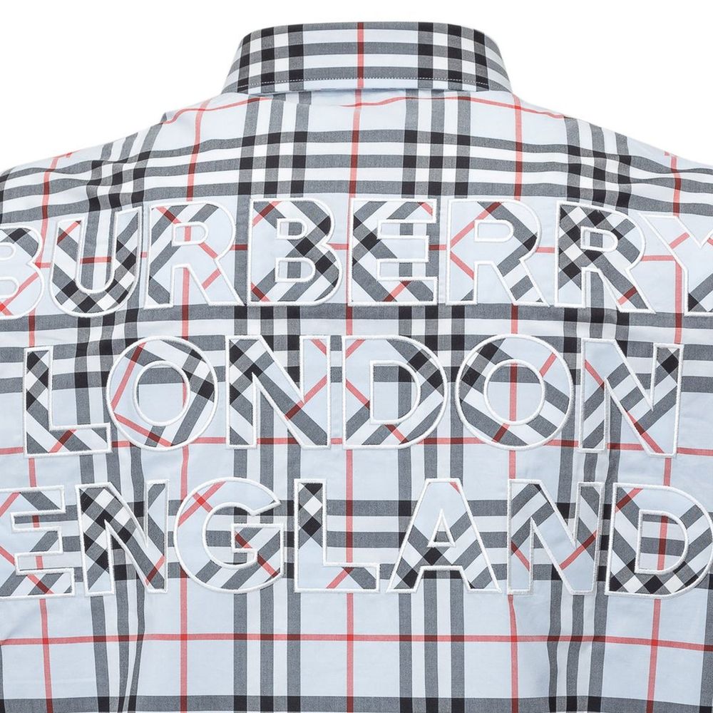 Chemise en coton bleue Burberry pour homme, coupe classique, col boutonné, détails élégants et logo discret.