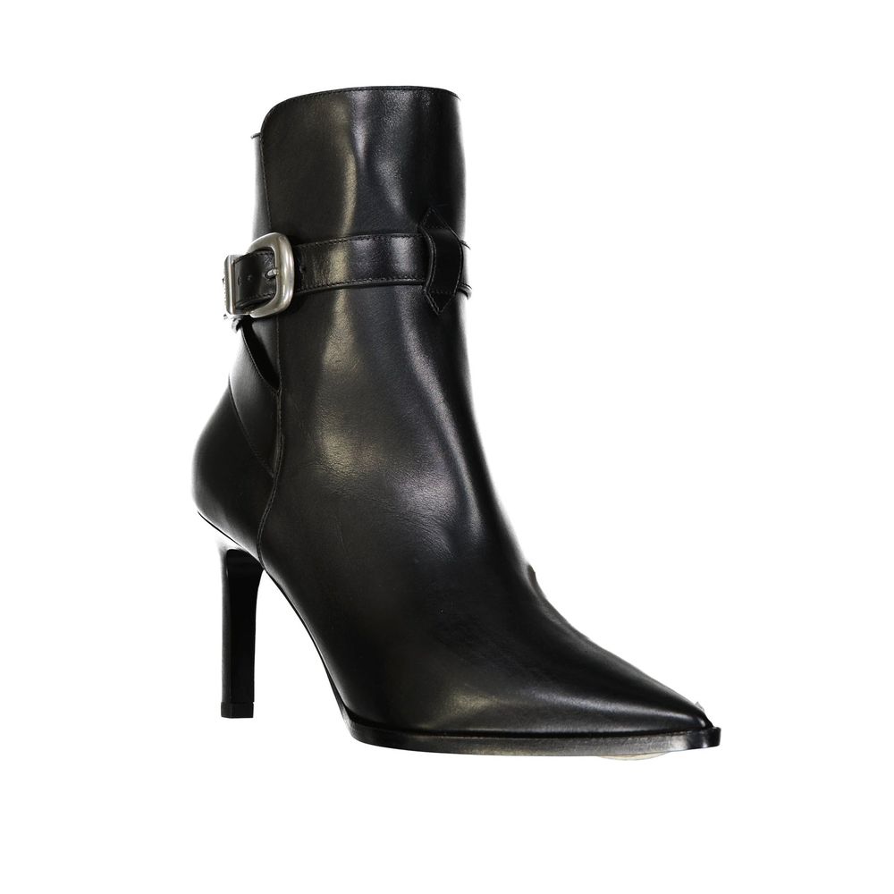 Bottes à talons hauts en cuir de veau noir de la marque Celine, élégantes et sophistiquées, visibles en gros plan.