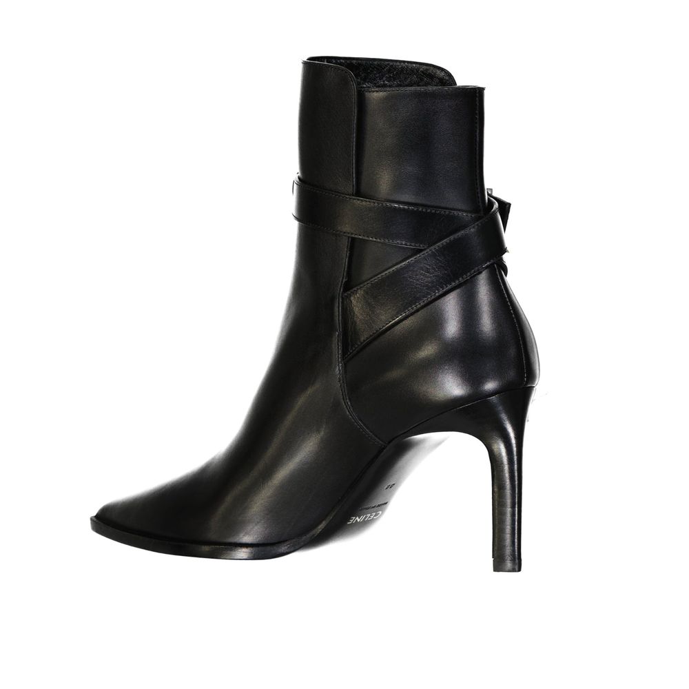 Bottes à talons hauts en cuir de veau noir de la marque Celine, élégantes et sophistiquées, visibles de face avec détails de finition.