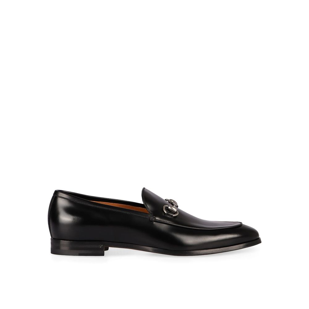 Mocassins Gucci en cuir de veau noir à enfiler, élégants et classiques, pour hommes.