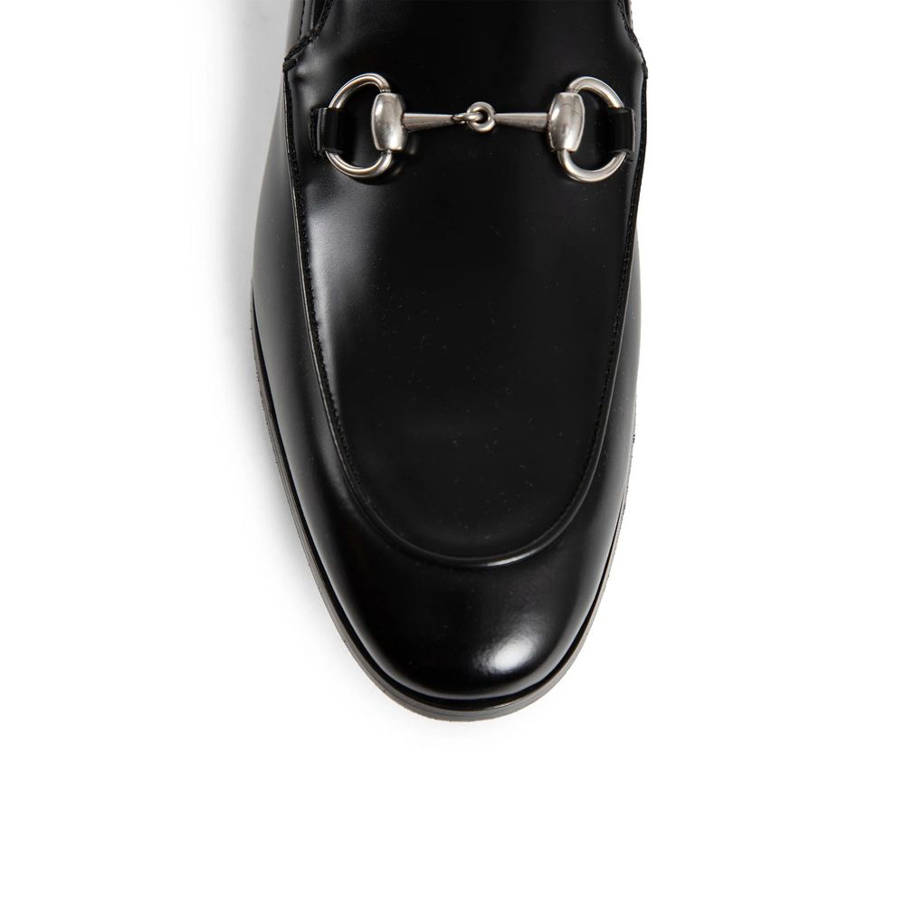 Mocassins Gucci en cuir de veau noir à enfiler, élégants et classiques, pour homme, visibles en gros plan.