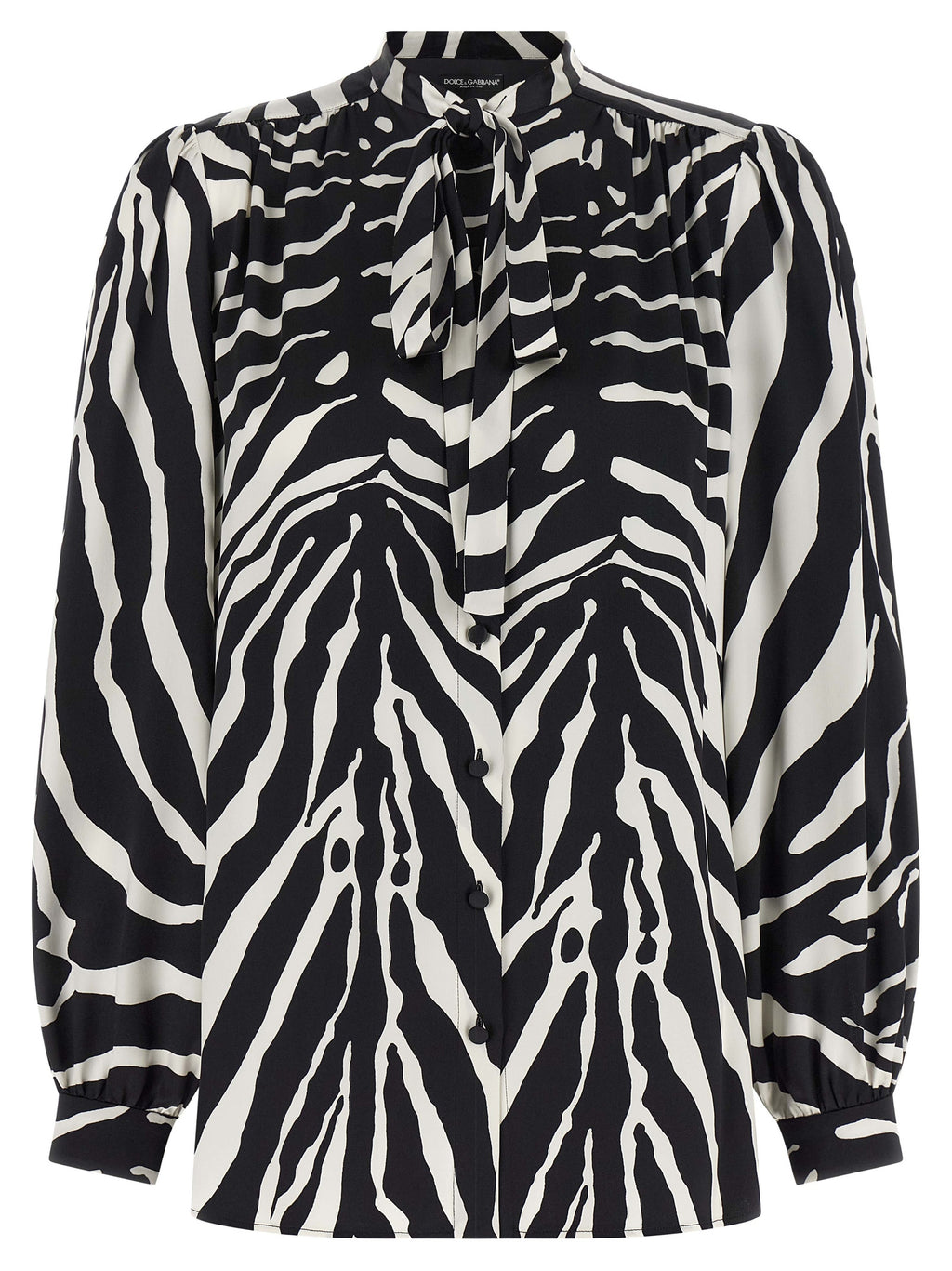 Blouse en soie bicolore Dolce & Gabbana élégante, avec col et manches longues, portée chic et sophistiquée.
