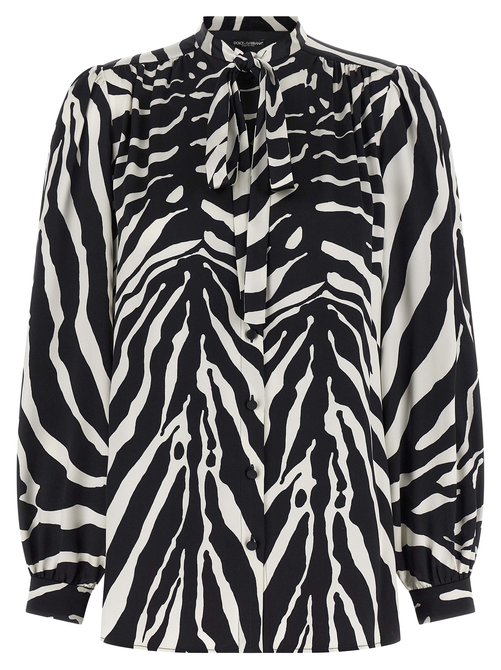 Blouse en soie bicolore Dolce & Gabbana élégante, avec col et manches longues, portée chic et sophistiquée.