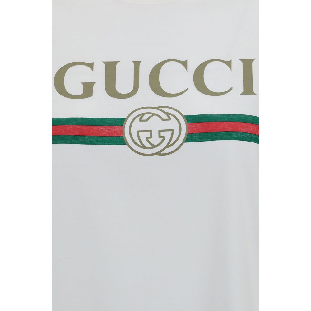 T-shirt blanc en coton de la marque Gucci, style décontracté avec logo Gucci visible sur le devant.