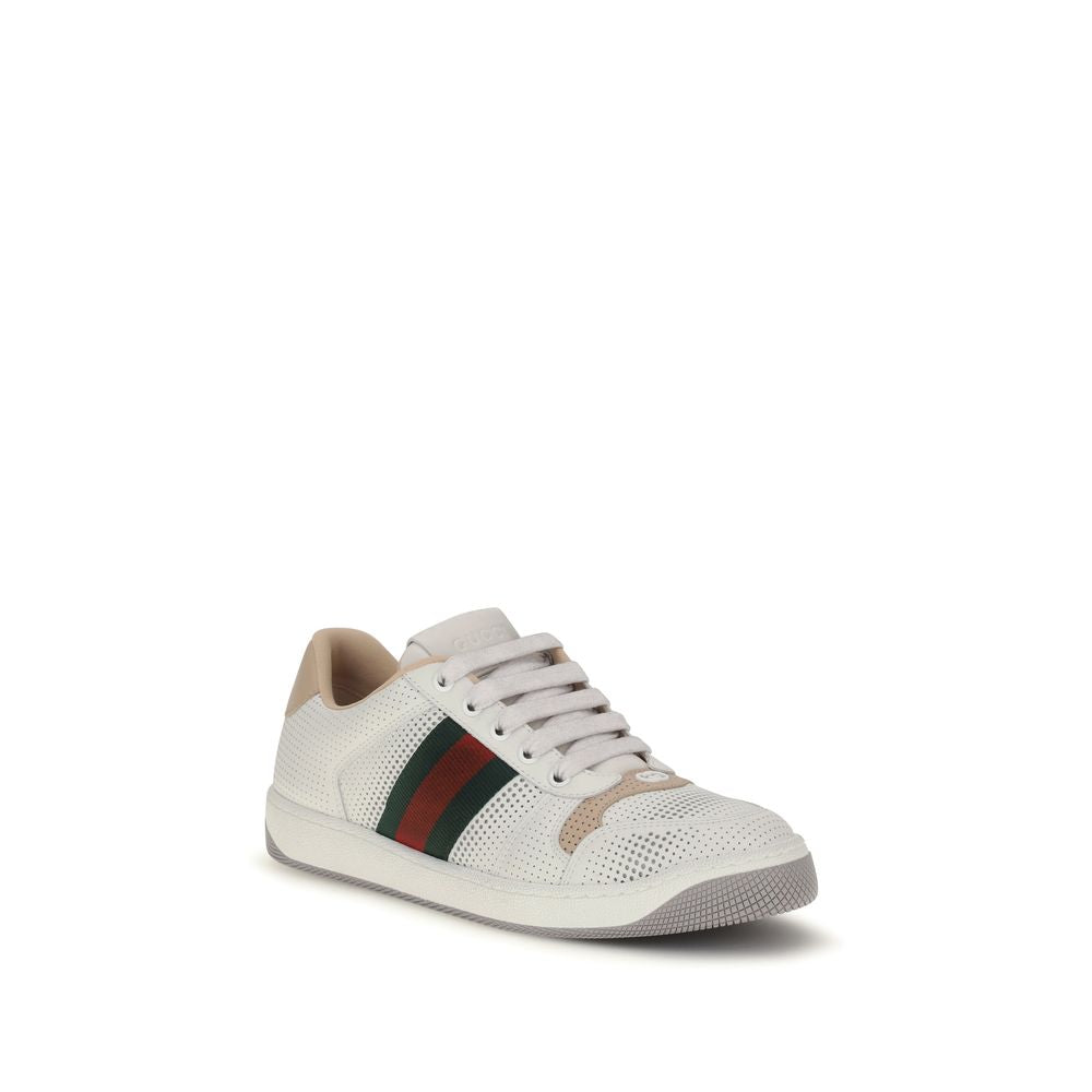 Chaussures de sport Gucci Bos Taurus en cuir blanc pour homme, vue latérale de sneakers athlétiques élégants et confortables.