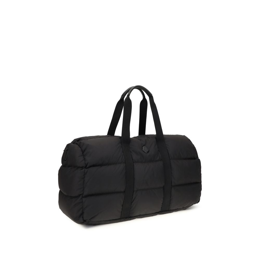Valise de voyage en polyester noir Moncler avec poignées et roulettes, idéale pour les déplacements.