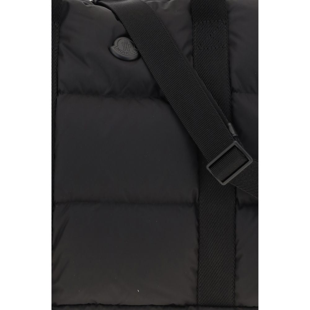 Valise de voyage noire en polyester Moncler, grande capacité, poignée et roulettes pour transport pratique.