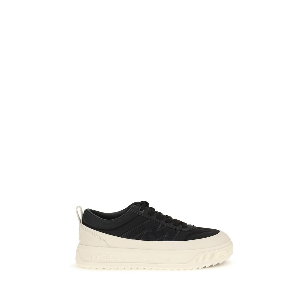 Sneakers athlétiques Moncler Bos Taurus en cuir de veau noir, style sportif avec design moderne et détails élégants.