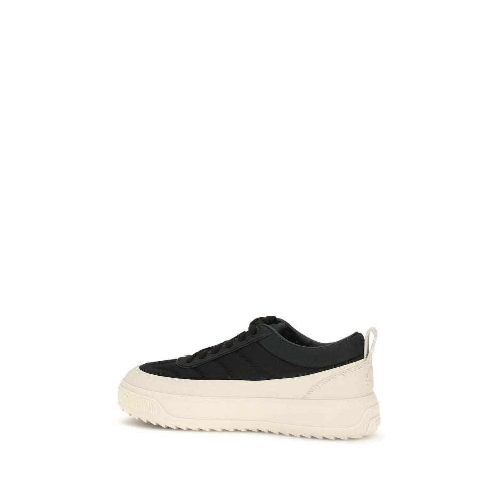 Sneakers athlétiques Moncler Bos Taurus en cuir de veau noir, style sportif et élégant, vue de face.