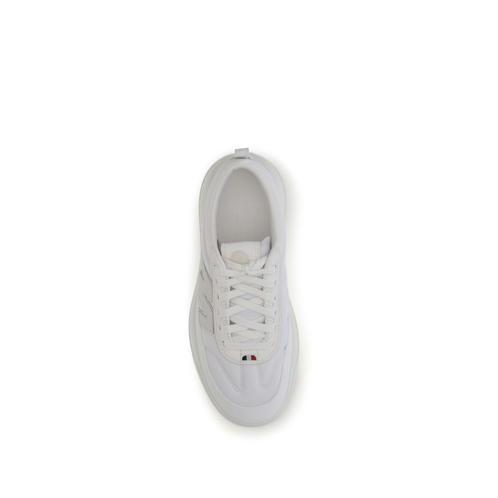 Chaussures Moncler Bos Taurus en cuir de veau blanc, baskets athlétiques élégantes avec semelle blanche et design moderne.