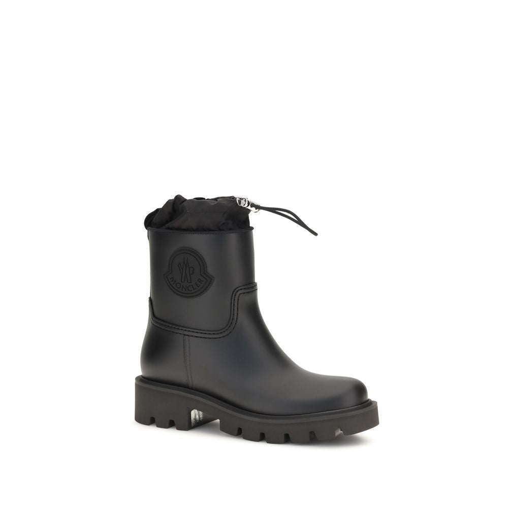 Bottes de pluie noires Moncler en PVC avec semelle antidérapante et design imperméable pour femme.