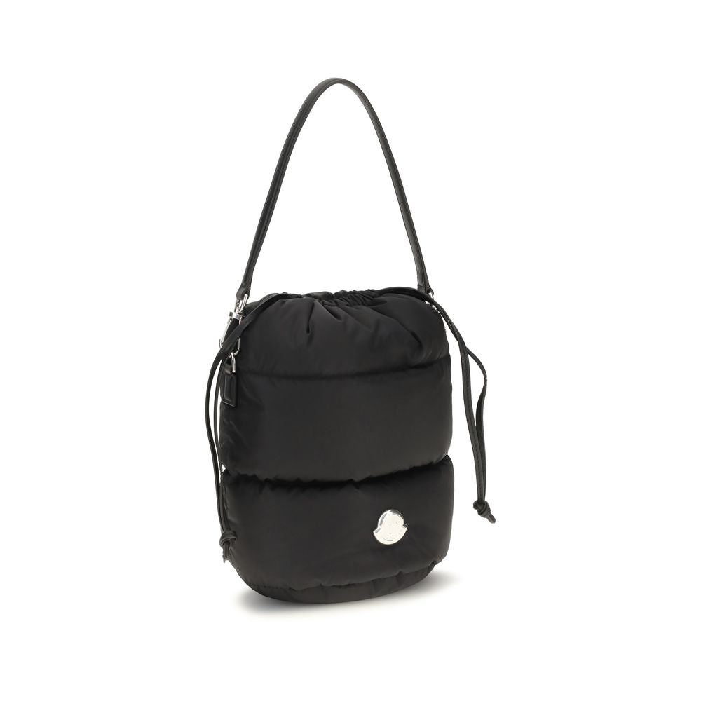 Sac banane Moncler en nylon noir, avec bandoulière réglable et logo emblématique, pour un style pratique et tendance.