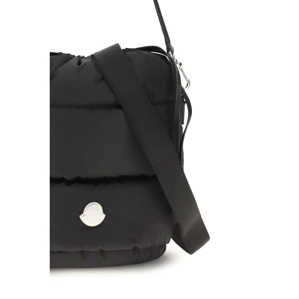 Sac à main Moncler en nylon noir, petit sac à bandoulière avec logo visible, idéal pour un style décontracté.