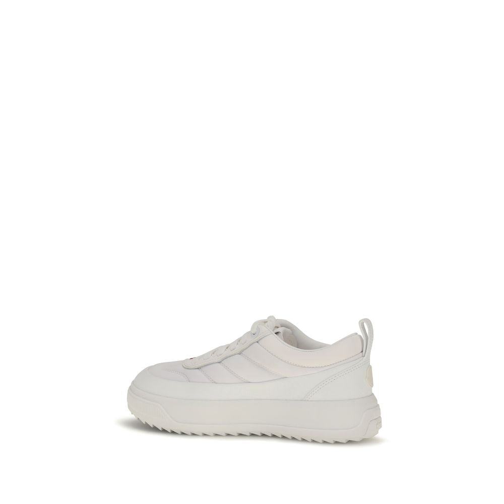 Chaussures de sport Moncler en polyamide blanc, baskets athlétiques légères et modernes, vues de face.